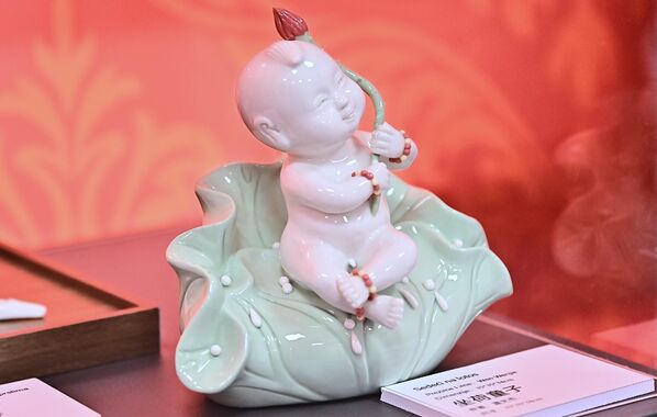 Дехуа је постао центар производње порцелана због обиља високо квалитетне каолинске глине у својој околини. Чистоћа каолина дала је порцелану Дехуа његову веома светлу белу боју - Sputnik Србија