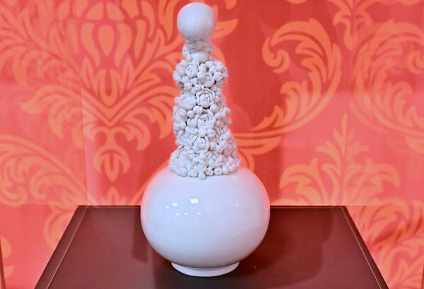 Многи међународни брендови наручују производе од произвођача Дехуа, у чијим се бројним радионицама обликују фигурице и посуђе, како у традиционалном, тако и у модерном стилу - Sputnik Србија