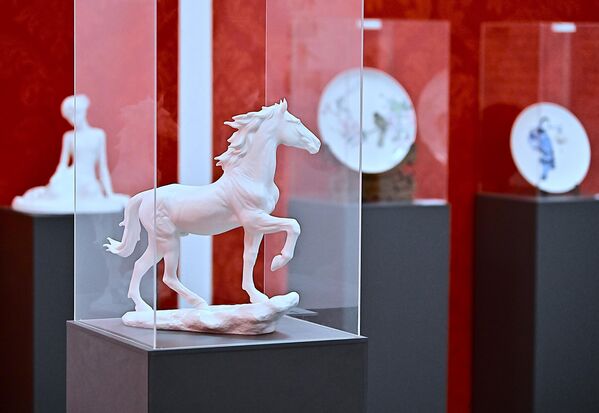 Поставку изложбе "Кинеска бела-порцелан из Дехуа" чини 50 пажљиво одабраних репрезентативних дела направљених од чувеног белог порцелана који се вековима уназад производи у кинеском граду Дехуа - Sputnik Србија