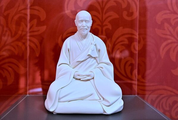 Град је постао центар производње порцелана почев од династије Минг. Од 16. века до данас, Дехуа је познат по својим порцеланским статуама и скулптурама, које су у почетку биле намањене Двору, да би убрзо због своје лепоте, постале познате широм Кине, али и ван њених граница - Sputnik Србија