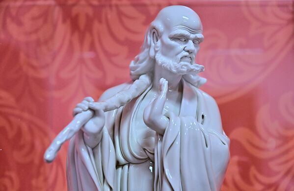 Од белог порцелана се такође праве и фигуре из кинеске митологије, па је тако један од експоната фигура Шоу Лао - бога дуговечности. Статуе Шоу Лаоа се често поклањају за рођендане старијима како би им се пожелео дуг живот - Sputnik Србија