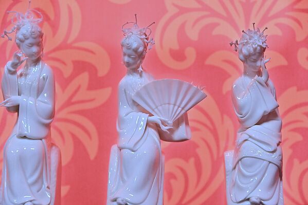 Године 2021, пећи Дехуа су уписане на УНЕСКО-ву листу светске баштине. Склуптура Кинеска опера израђена од снежно белог порцелана одише грациозношћу.  - Sputnik Србија