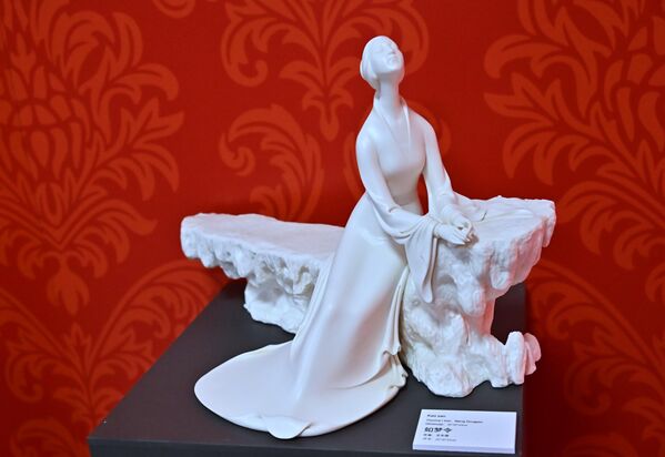 Управо је Марко Поло и дао име порцелан (од италијанске речи porcellana) керамици глазираној у белој или смеђој боји коју је видео у Кини. Кинески порцелан је био, поред свиле, један од главних извозних артикала, те је поступак његове израде у Европи  дуго био непознаница  - Sputnik Србија