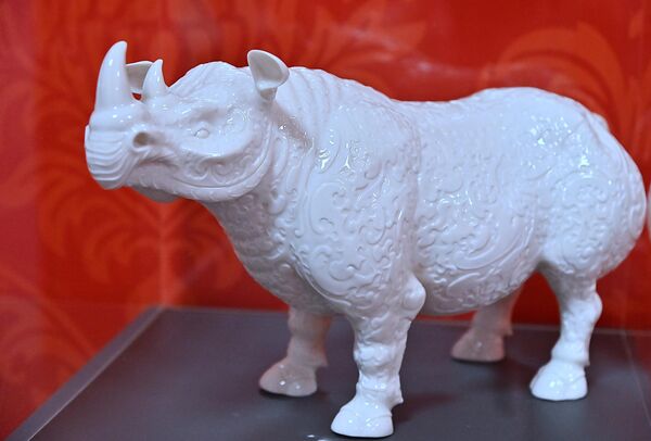 Порцеланска фигурица носорога. Рогови носорога су се у кинеској традицији сматрали супстанцом која може неутралисати отрове, што им је давало изузетну вредност. - Sputnik Србија