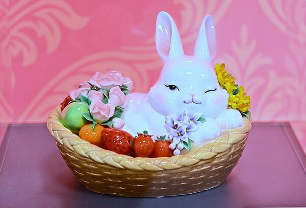 Обзиром да је тајна израде порцелана дуго била скривена, неколико векова је било потребно Европљанима да открију поступак. Почетком 18. века, саксонски научник Јохан Фридрих Бетгер открио је састав, а 1710. основана је прва фабрика порцелана у немачком граду Мајсену - Sputnik Србија