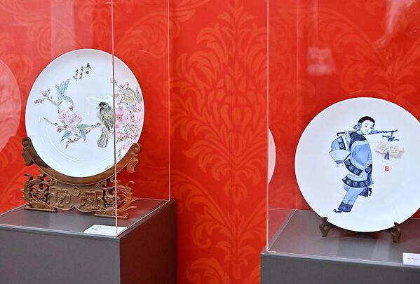 Посебна карактеристика Дехуа порцелана је веома мала количина гвожђе оксида у њему, што му омогућава да се пече у оксидујућој атмосфери до топле беле или бледо боје слоноваче. - Sputnik Србија