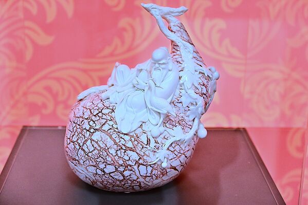 Чистоћа каолина не само да га чини изузетно светло белим, већ и прилично савитљивим, те га тако чини идеаланим материјалом за обликовање, било помоћу грнчарског точка, калупа или машинске пресе. - Sputnik Србија