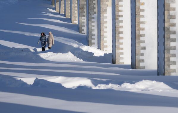 Људи на Ростокинском аквадукту у Москви. - Sputnik Србија