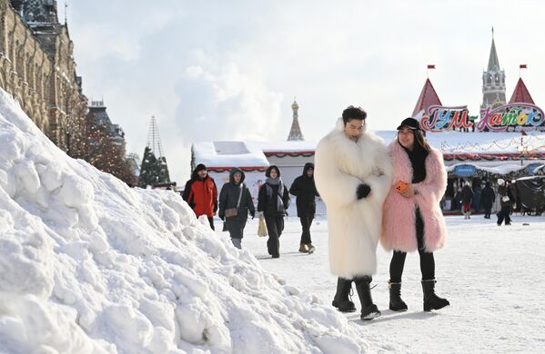 Људи на Црвеном тргу у Москви. - Sputnik Србија