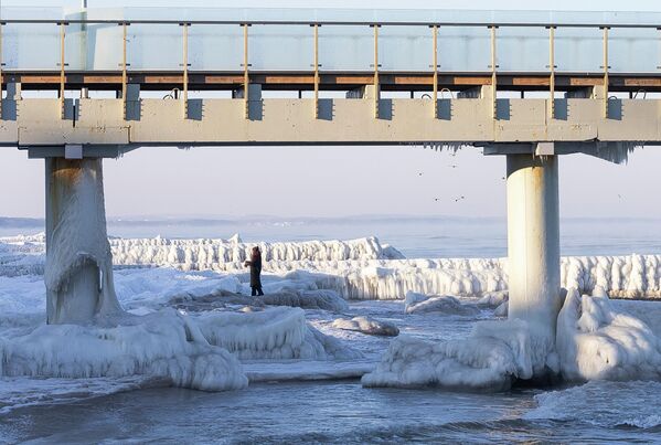 Залеђена обала испод моста код Балтичког мора у Зеленоградску. - Sputnik Србија