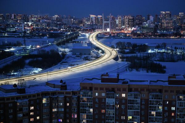 Ноћни поглед на четврти аутомобилски мост преко реке Об у Новосибирску. - Sputnik Србија