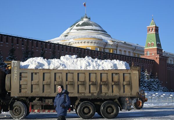 Опрема за чишћење снега на Црвеном тргу у Москви. - Sputnik Србија