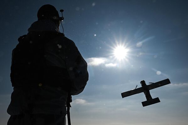 Припадник специјалних снага ,,Ахмат“ управља дроном. - Sputnik Србија