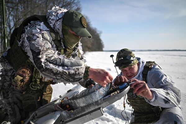 Војници оспособљавају дрон. - Sputnik Србија