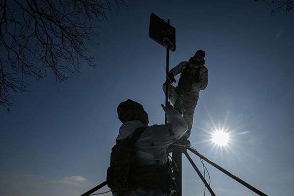 Војнике обасјава сунце док врше припреме. - Sputnik Србија