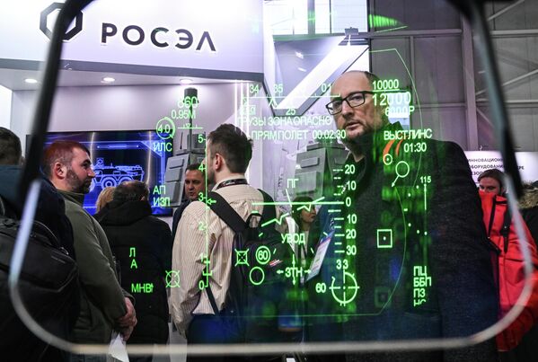 Широки колиматорски индикатор – индикатор на ветробранском стаклу (инструментални систем за слетање), који је направио пројектни биро за производњу инструмената „Раменско“, представљен на штанду „Крета“. - Sputnik Србија