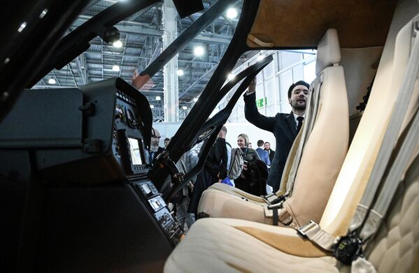 Поглед на унутрашњост лаког једномоторног вишенаменског хеликоптера Ми‑34М1. - Sputnik Србија