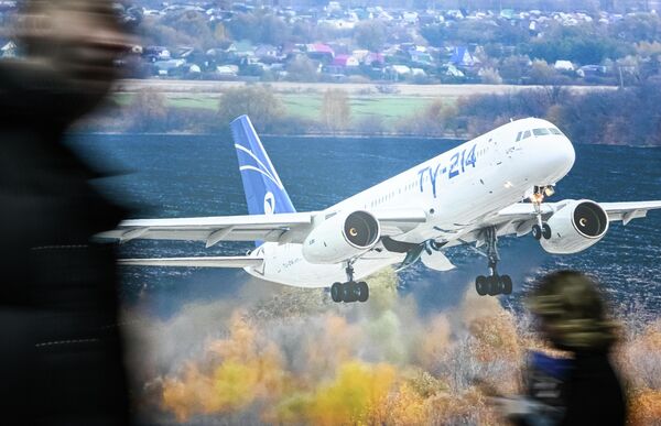 Плакат са приказом руског авиона Ту‑214 средњег долета на изложби. - Sputnik Србија