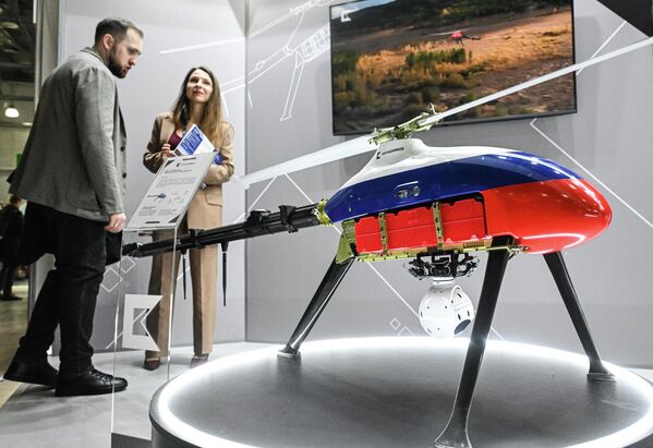 Универзални беспилотни електрични хеликоптер „алфа-е“ са носивошћу до 7 кг на штанду концерна „Калашњиков“. - Sputnik Србија