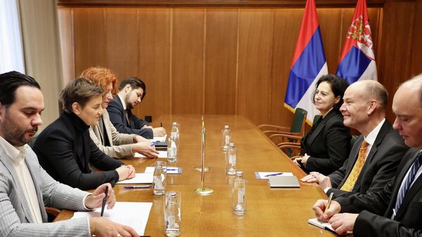 Ана Брнабић са новим шефом УНМИК-а Петером Дуеом - Sputnik Србија