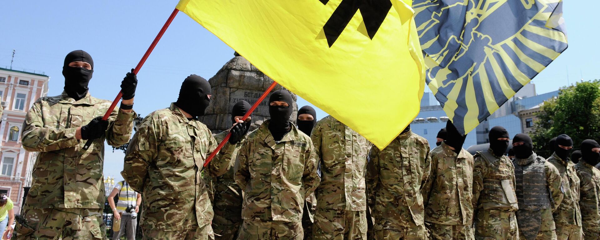 Бойцы батальона “Азов” принимают присягу на верность Украине на Софийской площади в Киеве перед отправкой на Донбасс - Sputnik Србија, 1920, 08.02.2026