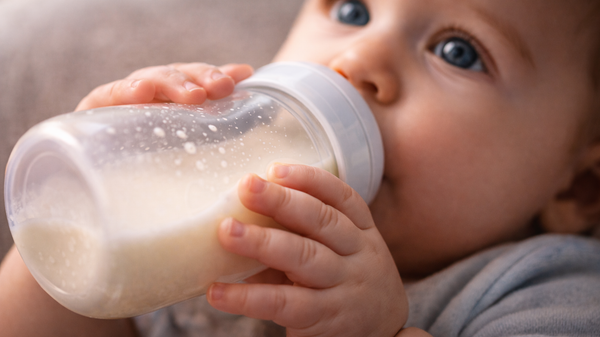 Десетине беба у Холандији оболеле након конзумирања адаптираног млека