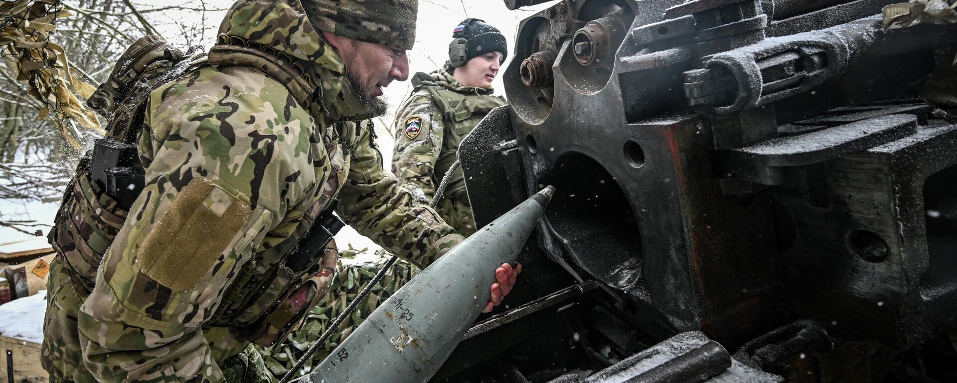 Руски војници поред топа гијацинт Б у зони специјалне војне операције - Sputnik Србија, 1920, 09.02.2026