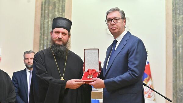 Епископ Сергије уручио Вучићу орден /видео, фото/