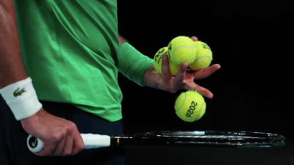 Novak Đoković sprema da servira tokom polufinalnog meča protiv Janika Sinera iz Italije tokom polufinalnog meča na Otvorenom prvenstvu Australije u tenisu u Melburnu. - Sputnik Srbija