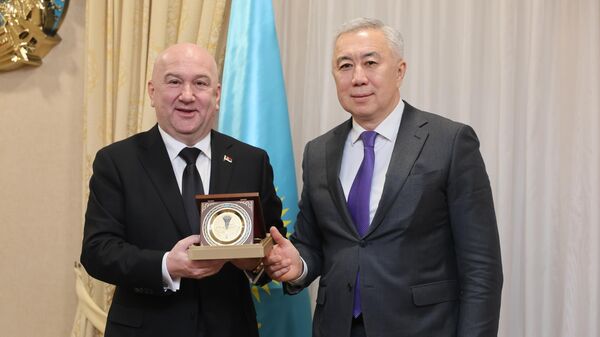 Ministar zadužen za međunarodnu ekonomsku saradnju Nenad Popović i zamenik premijera Kazahstana Serik Žumangarin - Sputnik Srbija