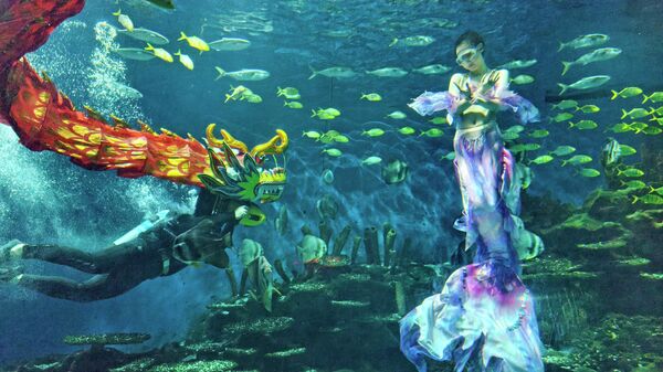 Дайвер исполняет подводный танец дракона в Уханьском океанариуме - Sputnik Србија