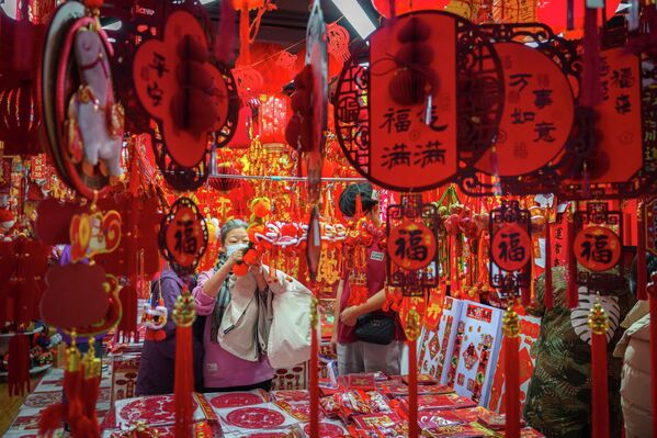 Куће се поводом овог празника украшавају црвеним папирним украсима и калиграфијом. Верује се да црвена боја плаши чудовиште „Ниан” и доноси просперитет. - Sputnik Србија