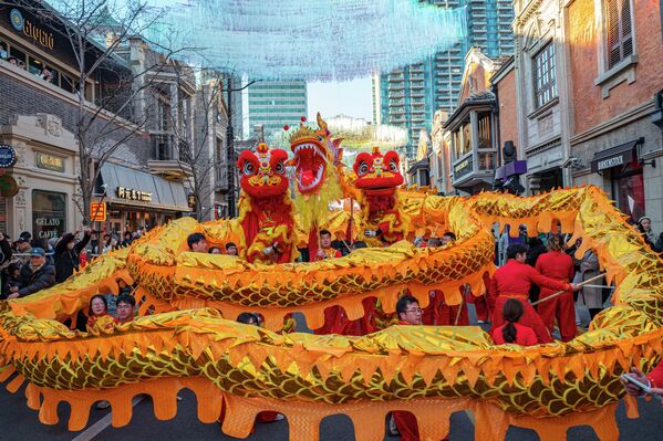 На улицама се организују параде са великим фигурама змајева и лавова који плешу уз звуке бубњева, што симболизује моћ и мудрост. - Sputnik Србија