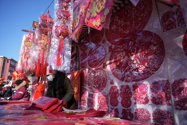 Новогодишњи украси на пијаци у Пекингу. - Sputnik Србија
