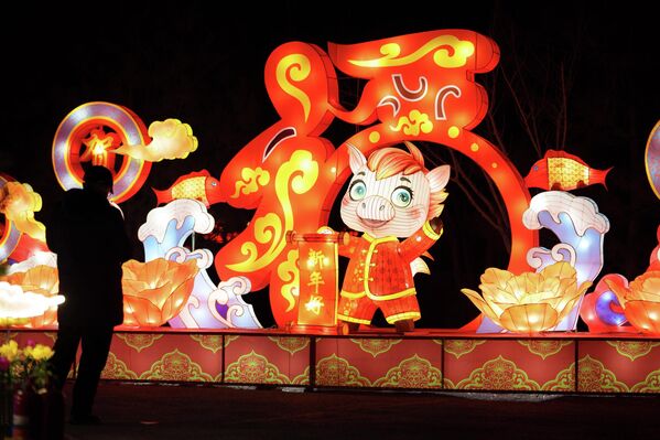 Прослава традиционално траје 15–16 дана, а ове године се завршава Фестивалом лампиона 3. марта 2026. - Sputnik Србија