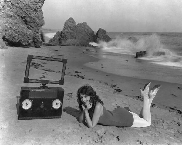 Некадашње димензије радио апарата биле су далеко веће него данас. - Sputnik Србија