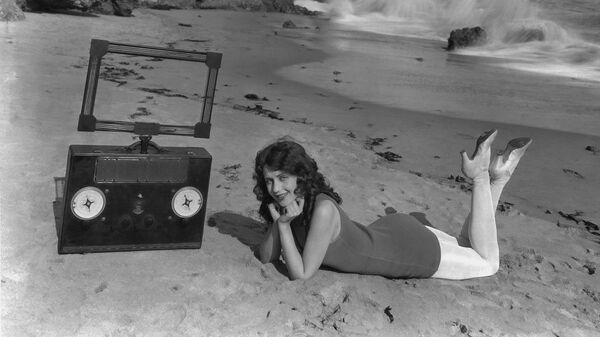 Devuška na plяže Oušensaйd s radiopriemnikom, 1935 god - Sputnik Srbija