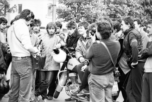 Млади бајкери дају интервју дописницима омладинског програма Белоруског радија. - Sputnik Србија