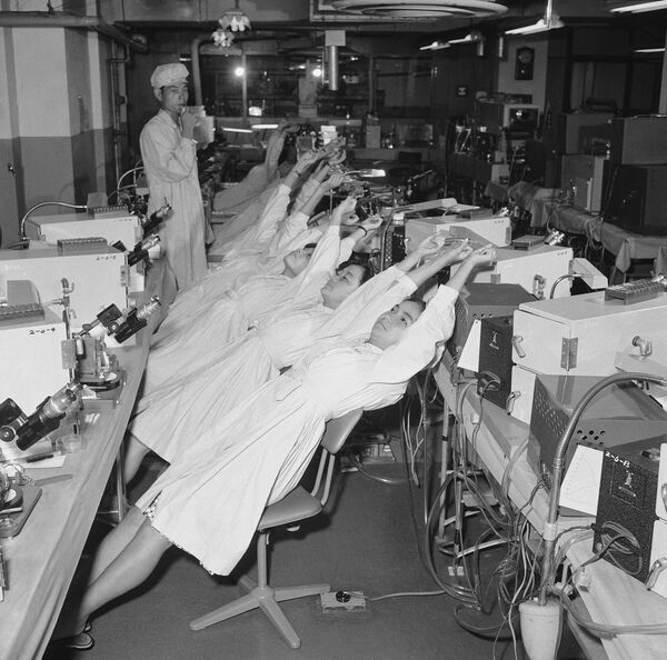 Јапанска фабрика за производњу радио-апарата у Токију 1960. године. Раднице користе паузу за истезање која је, према речима званичника компаније, повећавала ефикасност девојака које склапају минијатурне делове транзисторских радио-апарата. - Sputnik Србија