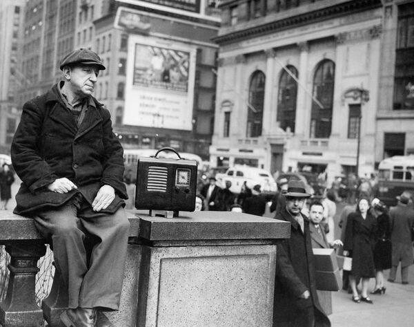Радио се слушао на улицама  Њујорка 1947. године.  - Sputnik Србија