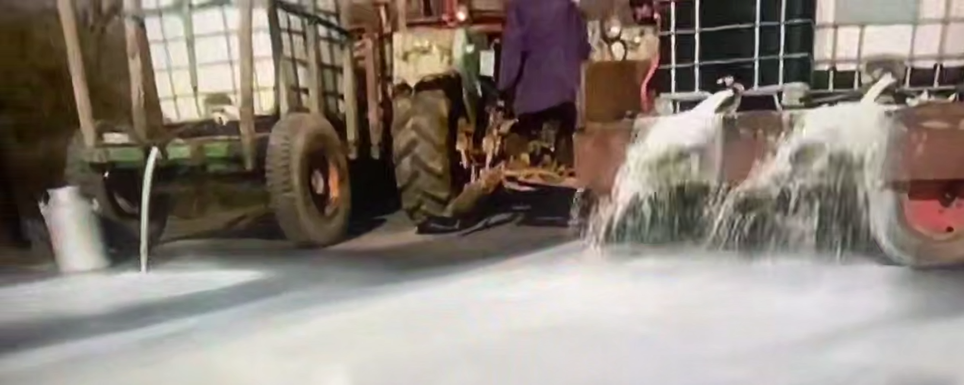 Mlekari blokirali Ibarsku magistralu - Sputnik Srbija, 1920, 11.02.2026