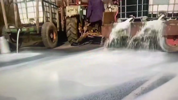 Mlekari blokirali Ibarsku magistralu - Sputnik Srbija