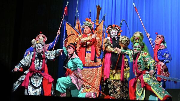 Kineska Nova godina obeležena uz melodije pekinške opere u Narodnom pozorištu  - Sputnik Srbija