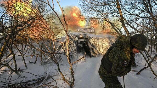 Paljba iz topa M-46 specijalnih snaga Ahmat na sumskom pravcu - Sputnik Srbija