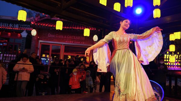 Танцовщица в парке в преддверии празднования Нового года по лунному календарю в Пекине, Китай - Sputnik Србија