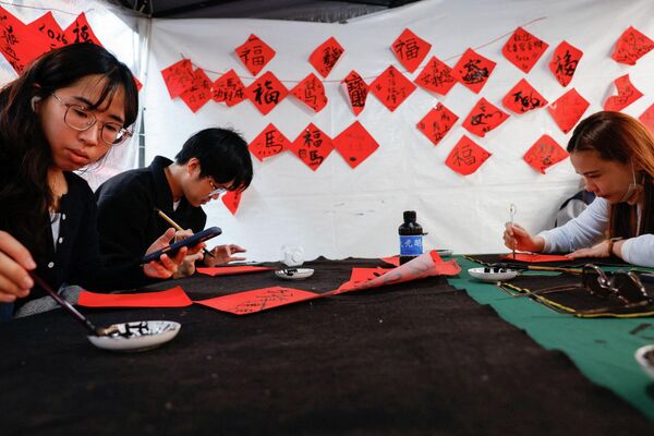 Црвена боја, која симболизује срећу и заштиту од злих сила, доминира украсима, фасадама, излозима и домовима. - Sputnik Србија