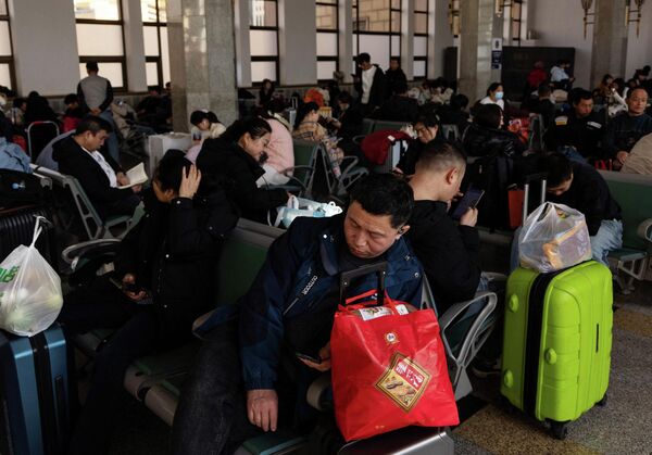 У данима који претходе дочеку, милиони људи крећу на пут како би празник провели у родним местима. - Sputnik Србија