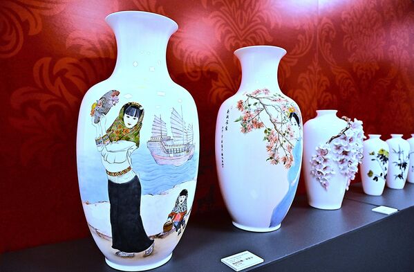 Млечна боја и сјајне површине белог кинеског порцелана фасцинирале су колекционаре широм света, те је тако Август Јаки из Дрездена, познати љубитељ источноазијске керамике, имао преко 1.000 комада у својој колекцији. - Sputnik Србија