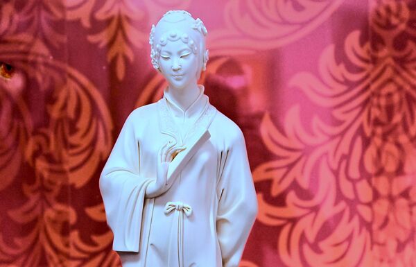 Изложба "Кинеска бела-порцелан из Дехуа" се одржава под покровитељством кинеске амбасаде и Министарства културе Србије, а у организацији Кинеског културног центра у Београду и Института „Појас и пут“ - Sputnik Србија