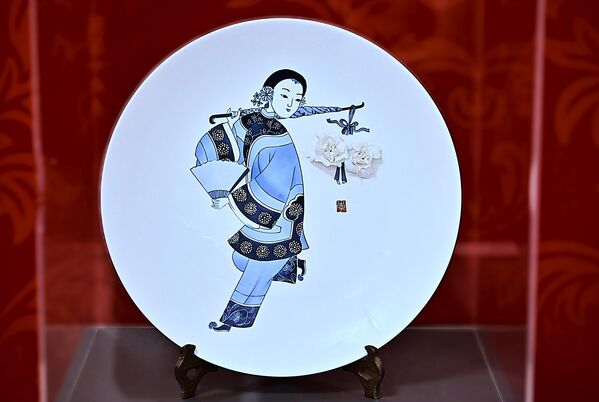 „Бланк де Кина“, или „бело из Кине“, назив је који се даје белом порцелану произведеном у Дехуи, граду у провинцији Фуђијан у Кини. - Sputnik Србија